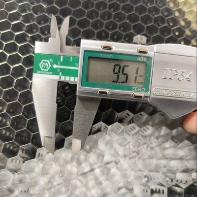 lỗ đâm nhựa nhôm mật ong lõi chiều dài 5.5mm