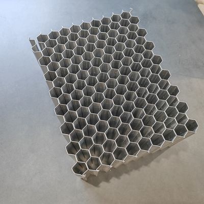 Hai mảnh loại nhựa nhựa nhựa dùng trong các rào cản thử nghiệm va chạm có thể biến dạng