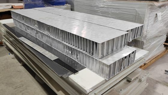 Các tấm nhựa nhôm hàn sử dụng trong mái nổi bên trong